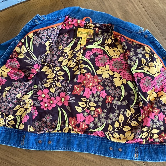 HOLLISTER DENIM JACKET WITH FLORAL SATIN LINING - Picture 10 of 11